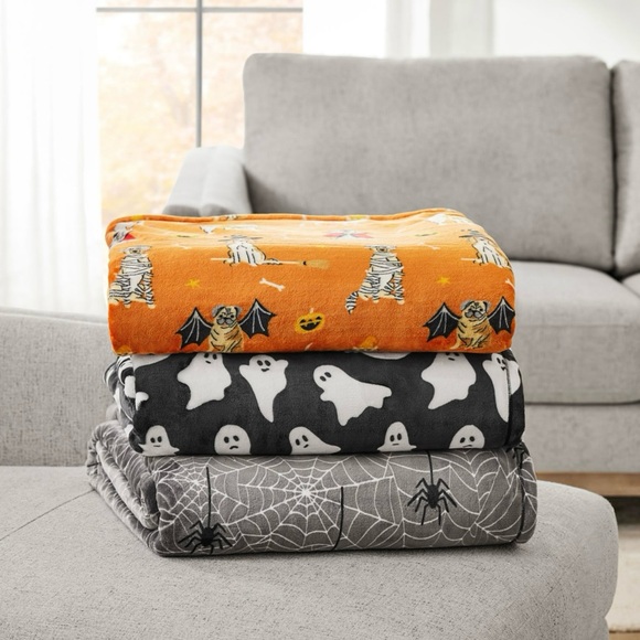 Member’s Mark Halloween Black & White Spooky Ghosts Plush Lounge Throw Blanket - Picture 4 of 5